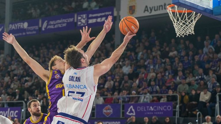 Gal�n jugador del Obra en la victoria en Palencia por 85-87. Fue el mejor de su equipo.