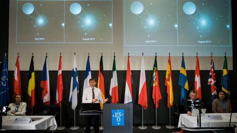  Stephen Smartt (c), profesor de fsica en la Universidad de la Reina de Belfast, habla durante una conferencia de prensa del Observatorio Europeo Austral (ESO) en Garching, cerca de Mnich, Baviera, Alemania, 16 de octubre de 2017. La flota de telescopios del ESO en Chile han detectado la primera contraparte de una fuente ondas gravitacionales.