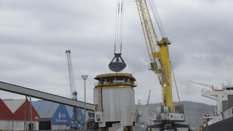 La gr&uacute;a que recoge el cereal del barco lo introduce en el circuito cerrado que lo conducir&aacute; al almac&eacute;n en el puerto exterior de A Coru&ntilde;a.