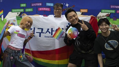 Asistentes a la marcha por la marcha del Orgullo en Sel, como parte del Festival de cultura queer de Corea del Sur