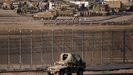 Vehículos militares israelíes haciendo maniobras cerca de la frontera entre Israel y la Franja de Gaza