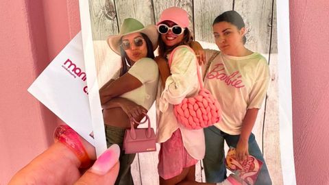 La influencer y periodista gallega Donkeycool se inmortaliz vestida de Barbie junto a sus amigas antes de ver la pelcula en el cine de Marineda City, en A Corua