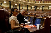 La diputada ourensana Laura Seara, junto a Jos� Blanco, en su esca�o del Congreso.