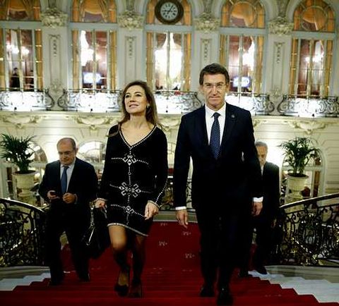 Fernndez Currs y Nez Feijoo suben las escaleras del Casino Gran Crculo de Madrid, donde la secretaria de Estado de Presupuestos ofreci una conferencia introducida por el presidente de la Xunta. 