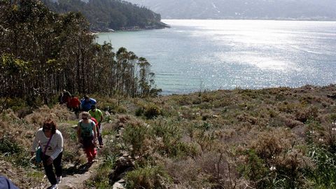 Andainas Co�ece a Costa da Morte. Ruta do mar � terra, en Cee. Subida desde la playa de Gures.