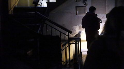 Vista del interior del portal en el que ocurri� el incendio de un edificio en la localidad de El Berr�n