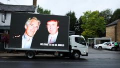 Imagen de Trump y Jeffrey Epstein colocada en un vehculo en Winsor antes de la visita del presidente de EE.UU. a Inglaterra