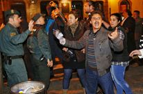 El paso a disposici�n judicial del guardia y el agente provocaron tensiones en Tui. 
