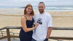Lara y Cristian, el jueves en la playa de A Frouxeira, en Valdovi�o