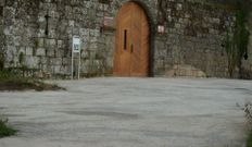 La plataforma denuncia el uso de cemento en la plaza. 