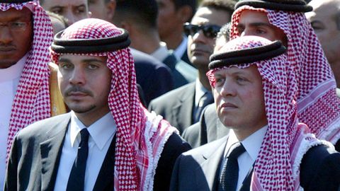 El ex prncipe heredero de Jordania Hamzah bin Al Hussein (izquierda) con su hermano, el rey Abullah de Jordania