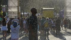 Proteccin Civil reg a los asistentes del PortAmrica debido a las altas temperaturas.