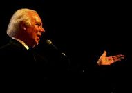 Carlos do Carmo cantando nun concerto en Santiago.