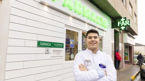 Eloy Su�rez Pena, ante su farmacia de A Agualada