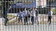 Alumnos del CEP Campolongo realizando actividad f�sica el primer d�a del segundo trimestre