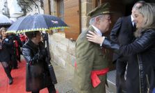 <span lang= es-es >Recepci�n a las autoridades del Carnaval</span><span lang= es-es >. El bast�n de mando cambi� de manos ayer, e In�s Golpe lo recogi� de la alcaldesa original, Mar�a Loureiro, en la antigua casa consistorial. </span>