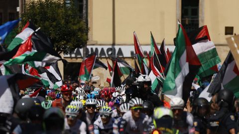 Manifestantes muestran su apoyo a Palestina y su rechazo a la participacin del equipo Israel Tech durante la decimocuarta etapa de la Vuelta ciclista a Espaa que se disputa este sbado sobre 135,9 kilmetros en Asturias con comienzo en Avils y final en las duras rampas del Alto de la Ferrapona, en los lagos de Somiedo.