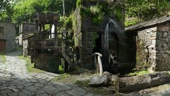 La localidad asturiana de Taramundi, una de las pioneras en turismo rural, es famosa por su tradici�n artesana, en especial el arte de la cuchiller�a, que ha sido desde siempre una de las actividades econ�micas principales del municipio. El Museo de los Molinos, de obligada visita, se haya enclavado en un entorno natural de enorme belleza, a la orilla del r�o Turia.