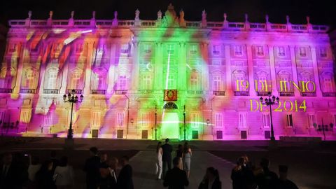 La Familia Real y el pblico miran la proyeccin de imgenes artsticas sobre la fachada del Palacio Real de Madrid por la celebracin del dcimo aniversario de la proclamacin de Felipe VI