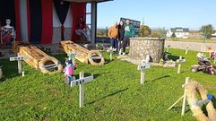 Tres generaciones se han aliado en esta vivienda de Santa Comba para celebrar el Saman por todo lo alto (en la foto: Avelino, Ainhoa y Javier). Hasta el 2024 nunca antes lo haban festejado y todo comenz o ano pasado, polo chiste, cuns monicreques no xardn, unhas botellas de auga recicladas e unhas bolsas para o lixo. Anda que haba moi pouca cousa, parou moitsima xente e propuxmonos facelo ben este ano, explican. Las mujeres de la casa comenzaron ayer a decorar el interior de la vivienda familiar.