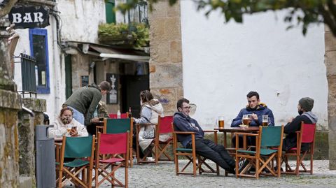 Terrazas llenas en la zona vieja de Pontevedra