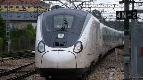 Salida del tren en la estacin de Oviedo. Renfe ha estrenado los 10 trenes S106 (Avril) de Talgo