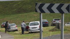 Los espacios utilizados por el p�rking ficticio de Lavacolla para dejar los coches se han ido poco a poco vaciando, aunque a�n ayer ?en la imagen? segu�an llegando clientes que ten�an que buscar y recoger ellos mismos sus veh�culos
