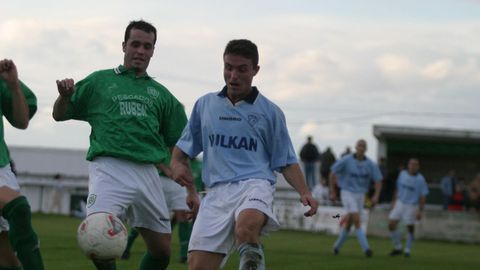Iv�n Rodr�guez, con el Burela, y Chusky, en el Viveiro, en un derbi en A Marosa en el 2003.