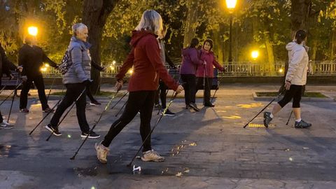 Las asistentes al taller de marcha nórdica ponen en práctica lo aprendido