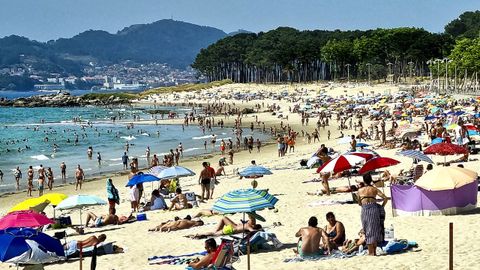 Gente disfrutando de un da de sol en la playa de Samil (Vigo).