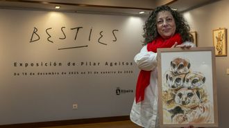 Pilar Ageitos con una de las obras expuestas hasta fin de mes en el Lustres Rivas