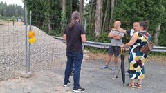 Concejales del BNG y vecinos junto a obras en el entorno de la cementera de Narón