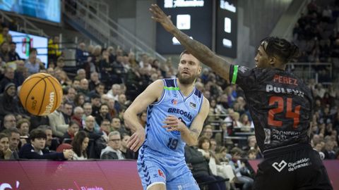 Mavra da un pase a la esquina defendido por Jassel P�rez en el Granada-R�o Breog�n.