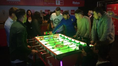 Los jugadores del Oviedo juegan al futbol�n con los invitados al evento