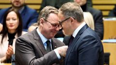 El hasta ahora primer ministro de Turingia, Bodo Ramelow (a la izquierda), bromea con su sucesor, Mario Voigt, de la CDU.