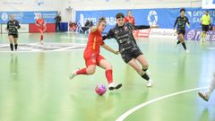 Chuli en disputa de un bal&oacute;n dividido con la jugadora del Castro Ant&iacute;a P&eacute;rez