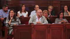 Fern�ndez Lemos, primera por la izquierda, y M�ndez, cuarta en la bancada trasera, en el pleno del pasado jueves