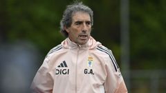 El t�cnico uruguayo Guillermo Almada (i), durante su primera sesi�n como entrenador del Real Oviedo