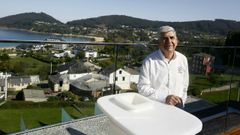 Manuel Balseiro, Nito, en la terraza del restaurante que montó con su mujer en Augadoce (Area) en 1970