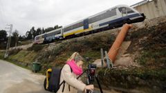 Un tren de Feve pasa por la zona donde se produjo el socav�n de la N-642