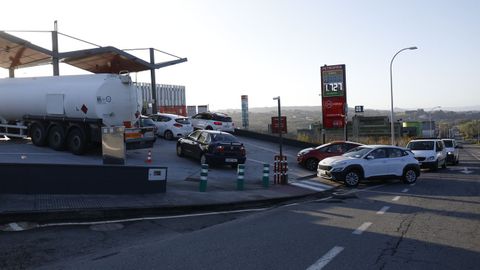 Colas de vehculos para repostar con el nuevo precio en una gasolinera del polgono de Costa Vella en Santiago