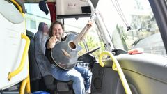 Chi�a compagina su trabajo como conductora de autob�s con sus conciertos por toda la comarca, a los que este a�o suma sesiones como DJ, karaokes y bingo musical