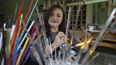Esther Ferreiro, trabajando piezas de vidrio en su taller de Santa Comba
