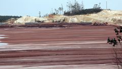 Balsa de lodos de Alcoa, con las obras del recrecido a cota 104 al fondo