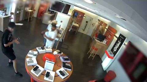 Los cacos, ejecutando el robo en la tienda de telefonía de La Rinconada, Sevilla.