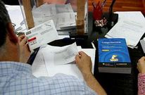 Apertura del voto de la emigraci�n en el Juzgado de Bande en las municipales del 2007.