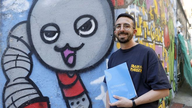 Alberto Santos Hermo, Ash, fotografiado en la zona de Churruca donde hab&iacute;a una obra de Liqen. Santos ha logrado con su tesis sobre la historia del grafiti en Vigo, un sobresaliente cum laude y es la primera que se hace en Galicia sobre el tema de arte urbano.