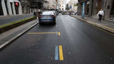 Una plaza azul está rodeada de amarillo en el 121 de Juan Flórez