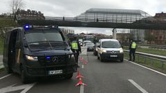 Control policial en el acceso a Oviedo, para comprobar las acreditaciones