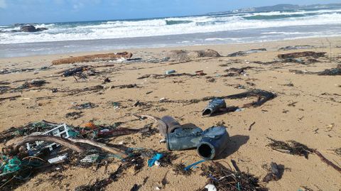 Basura y cacharros del pulpo en A Lanzada, en Sanxenxo